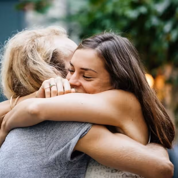people hugging serenovo avif